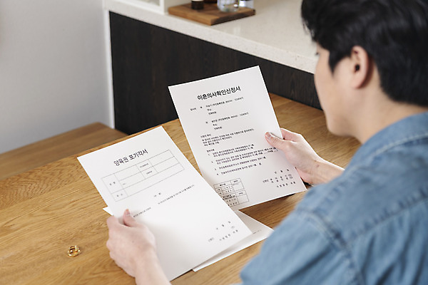 포토 JPG 라이프스타일 응시 남자 맨라이프 식탁 남편 실내 한명 들기 상반신 성인 뒷모습 30대 도장 주방 한국인 결혼반지 이혼 싱글라이프 성인남자한명만 이혼서류 돌싱 국내포토 1 시선 뷰포인트 결혼 모션 탁자 사람 동양인 내부 생활 장년 반지 남자한명만 성인남자만 파일형식