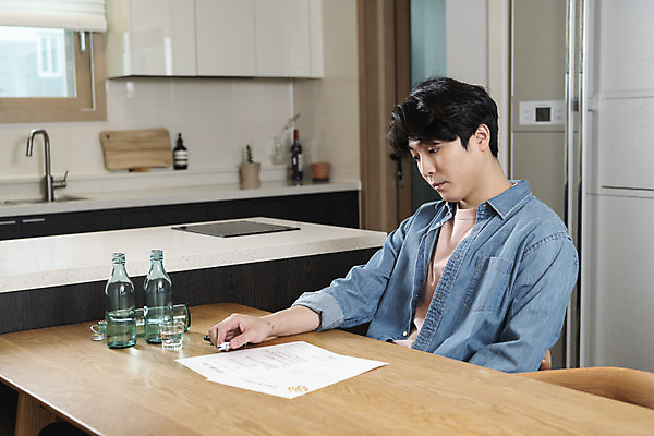 포토 JPG 라이프스타일 응시 남자 맨라이프 식탁 남편 술병 실내 한명 앉기 상반신 성인 옆모습 30대 도장 주방 한국인 결혼반지 소주 소주병 소주잔 이혼 싱글라이프 성인남자한명만 이혼서류 돌싱 국내포토 1 시선 뷰포인트 결혼 술잔 모션 탁자 병_용기 주류 사람 동양인 내부 생활 장년 반지 남자한명만 성인남자만 파일형식
