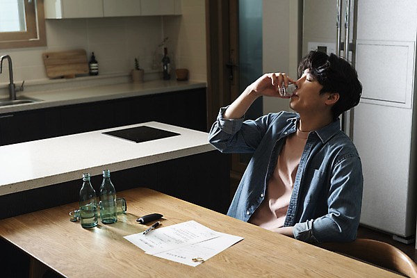 포토 JPG 라이프스타일 남자 맨라이프 식탁 남편 술병 실내 한명 들기 앉기 상반신 성인 옆모습 30대 도장 주방 어둠 한국인 마시기 괴로움 결혼반지 소주 소주병 소주잔 이혼 싱글라이프 성인남자한명만 이혼서류 돌싱 국내포토 1 감정 뷰포인트 결혼 술잔 모션 탁자 병_용기 주류 사람 동양인 내부 생활 장년 반지 남자한명만 성인남자만 파일형식