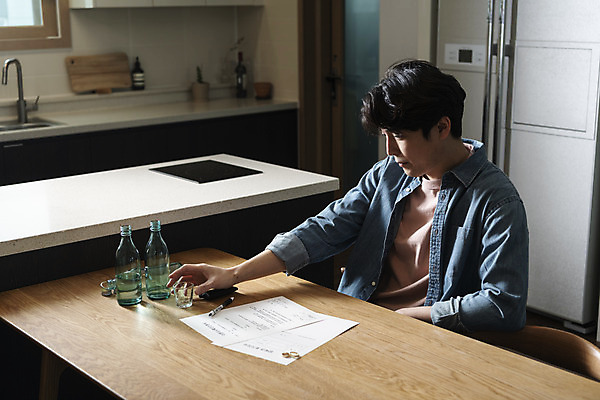 포토 JPG 라이프스타일 응시 남자 맨라이프 술잔 식탁 남편 술병 실내 한명 앉기 상반신 성인 옆모습 30대 도장 주방 어둠 한국인 결혼반지 소주 소주병 소주잔 이혼 싱글라이프 성인남자한명만 이혼서류 돌싱 국내포토 1 시선 뷰포인트 결혼 모션 탁자 병_용기 잔 주류 사람 동양인 내부 생활 장년 반지 남자한명만 성인남자만 파일형식