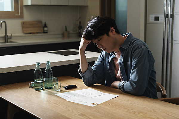 포토 JPG 라이프스타일 응시 남자 맨라이프 술잔 식탁 남편 술병 실내 한명 앉기 상반신 성인 옆모습 30대 도장 주방 어둠 한국인 고민 결혼반지 소주 소주병 소주잔 이혼 싱글라이프 성인남자한명만 이혼서류 돌싱 국내포토 1 시선 감정 뷰포인트 결혼 모션 탁자 병_용기 잔 주류 사람 동양인 내부 생활 장년 반지 남자한명만 성인남자만 파일형식