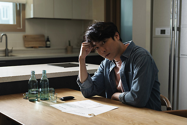 포토 JPG 라이프스타일 응시 남자 맨라이프 식탁 남편 술병 실내 한명 앉기 상반신 성인 옆모습 30대 도장 주방 어둠 한국인 고민 결혼반지 소주 소주병 소주잔 이혼 싱글라이프 성인남자한명만 이혼서류 돌싱 국내포토 1 시선 감정 뷰포인트 결혼 술잔 모션 탁자 병_용기 주류 사람 동양인 내부 생활 장년 반지 남자한명만 성인남자만 파일형식