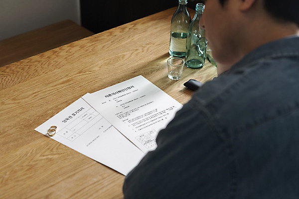 포토 JPG 라이프스타일 응시 남자 맨라이프 식탁 남편 술병 실내 한명 상반신 성인 뒷모습 30대 도장 주방 한국인 고민 결혼반지 소주 소주병 소주잔 이혼 싱글라이프 성인남자한명만 이혼서류 돌싱 국내포토 1 시선 감정 뷰포인트 결혼 술잔 탁자 병_용기 주류 사람 동양인 내부 생활 장년 반지 남자한명만 성인남자만 파일형식