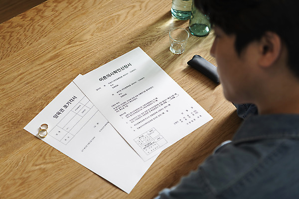 포토 JPG 라이프스타일 응시 남자 맨라이프 식탁 남편 술병 실내 한명 상반신 성인 뒷모습 30대 도장 주방 한국인 고민 결혼반지 소주 소주병 소주잔 이혼 싱글라이프 성인남자한명만 이혼서류 돌싱 국내포토 1 시선 감정 뷰포인트 결혼 술잔 탁자 병_용기 주류 사람 동양인 내부 생활 장년 반지 남자한명만 성인남자만 파일형식