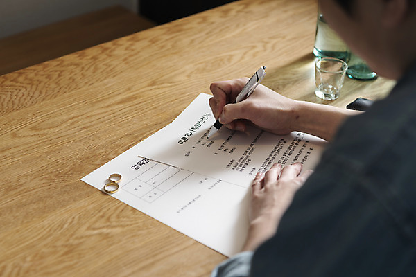 포토 JPG 라이프스타일 남자 맨라이프 식탁 남편 술병 실내 한명 들기 상반신 성인 뒷모습 30대 도장 주방 한국인 기록 결혼반지 소주 소주병 소주잔 이혼 싱글라이프 성인남자한명만 이혼서류 돌싱 국내포토 1 뷰포인트 결혼 술잔 모션 탁자 병_용기 주류 사람 동양인 내부 생활 장년 반지 남자한명만 성인남자만 파일형식