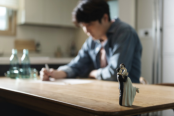 포토 JPG 라이프스타일 응시 남자 신부 맨라이프 신랑 식탁 남편 술병 실내 한명 들기 상반신 성인 옆모습 아웃포커스 30대 도장 주방 미니어처 한국인 기록 결혼반지 소주 소주병 소주잔 이혼 싱글라이프 성인남자한명만 이혼서류 돌싱 국내포토 1 시선 뷰포인트 결혼 술잔 모션 탁자 병_용기 주류 촬영기법 사람 동양인 내부 생활 장년 모형 반지 남자한명만 성인남자만 파일형식