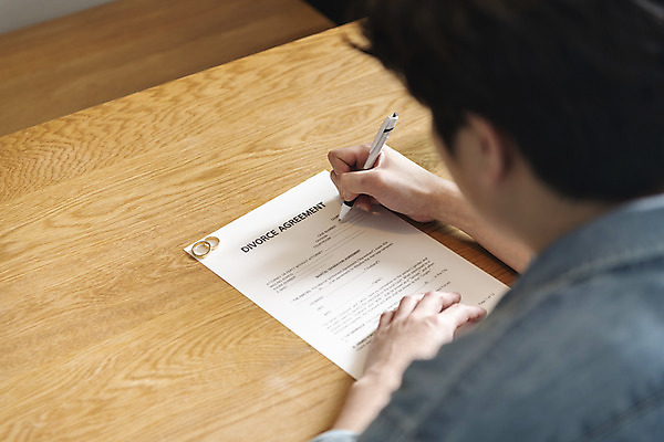 포토 JPG 라이프스타일 남자 맨라이프 식탁 남편 실내 한명 들기 상반신 성인 뒷모습 30대 볼펜 주방 한국인 기록 결혼반지 이혼 싱글라이프 성인남자한명만 이혼서류 돌싱 국내포토 1 뷰포인트 결혼 모션 탁자 사람 동양인 내부 생활 장년 펜 반지 남자한명만 성인남자만 파일형식