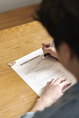 포토 JPG 라이프스타일 남자 맨라이프 식탁 남편 실내 한명 들기 상반신 성인 뒷모습 30대 볼펜 주방 한국인 기록 소프트포커스 결혼반지 이혼 싱글라이프 성인남자한명만 이혼서류 돌싱 국내포토 1 뷰포인트 결혼 모션 탁자 촬영기법 사람 동양인 내부 생활 장년 펜 반지 남자한명만 성인남자만 파일형식