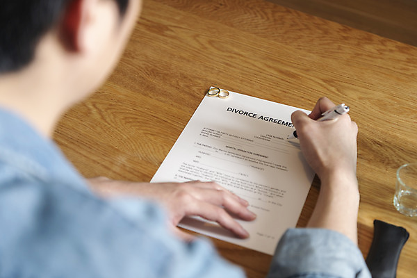 포토 JPG 라이프스타일 남자 맨라이프 식탁 남편 실내 한명 들기 상반신 성인 뒷모습 30대 볼펜 주방 한국인 기록 소프트포커스 결혼반지 이혼 싱글라이프 성인남자한명만 이혼서류 돌싱 국내포토 1 뷰포인트 결혼 모션 탁자 촬영기법 사람 동양인 내부 생활 장년 펜 반지 남자한명만 성인남자만 파일형식