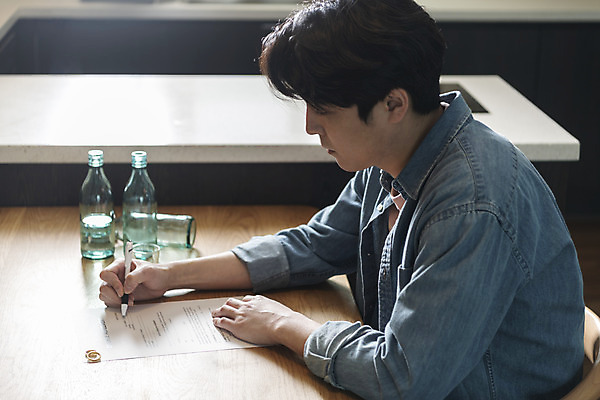 포토 JPG 라이프스타일 응시 남자 맨라이프 식탁 남편 술병 실내 한명 상반신 성인 옆모습 30대 볼펜 주방 한국인 기록 결혼반지 소주 소주병 소주잔 이혼 싱글라이프 성인남자한명만 이혼서류 돌싱 국내포토 1 시선 뷰포인트 결혼 술잔 탁자 병_용기 주류 사람 동양인 내부 생활 장년 펜 반지 남자한명만 성인남자만 파일형식