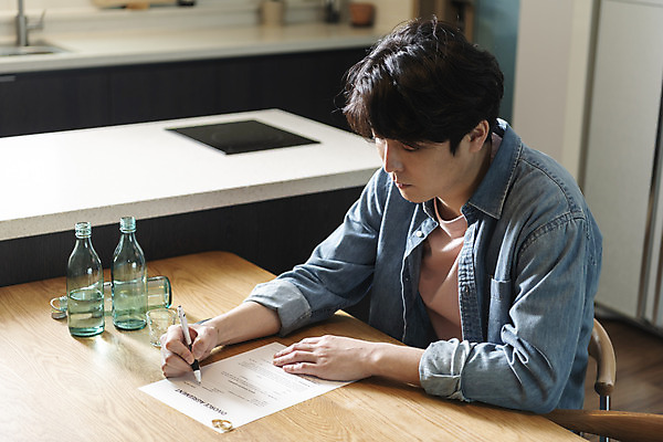 포토 JPG 라이프스타일 응시 남자 맨라이프 식탁 남편 술병 실내 한명 들기 앉기 상반신 성인 옆모습 30대 볼펜 주방 한국인 기록 결혼반지 소주 소주병 소주잔 이혼 싱글라이프 성인남자한명만 이혼서류 돌싱 국내포토 1 시선 뷰포인트 결혼 술잔 모션 탁자 병_용기 주류 사람 동양인 내부 생활 장년 펜 반지 남자한명만 성인남자만 파일형식