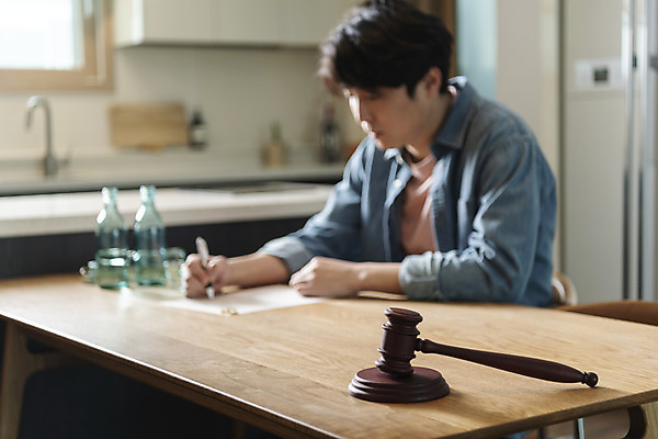 포토 JPG 라이프스타일 남자 맨라이프 식탁 남편 술병 실내 한명 상반신 성인 옆모습 아웃포커스 30대 볼펜 주방 한국인 결혼반지 의사봉 소주 소주병 소주잔 이혼 싱글라이프 성인남자한명만 이혼서류 돌싱 국내포토 1 뷰포인트 결혼 술잔 탁자 병_용기 주류 촬영기법 사람 동양인 내부 생활 장년 펜 반지 남자한명만 성인남자만 파일형식