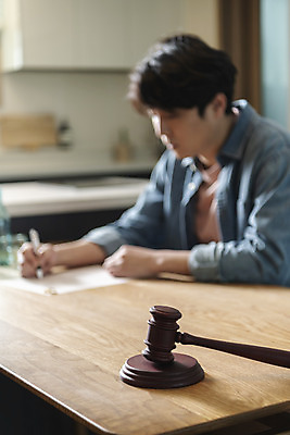 포토 JPG 라이프스타일 남자 맨라이프 식탁 남편 술병 실내 한명 들기 상반신 성인 옆모습 아웃포커스 30대 볼펜 주방 한국인 기록 결혼반지 의사봉 소주 소주병 소주잔 이혼 싱글라이프 성인남자한명만 이혼서류 돌싱 국내포토 1 뷰포인트 결혼 술잔 모션 탁자 병_용기 주류 촬영기법 사람 동양인 내부 생활 장년 펜 반지 남자한명만 성인남자만 파일형식