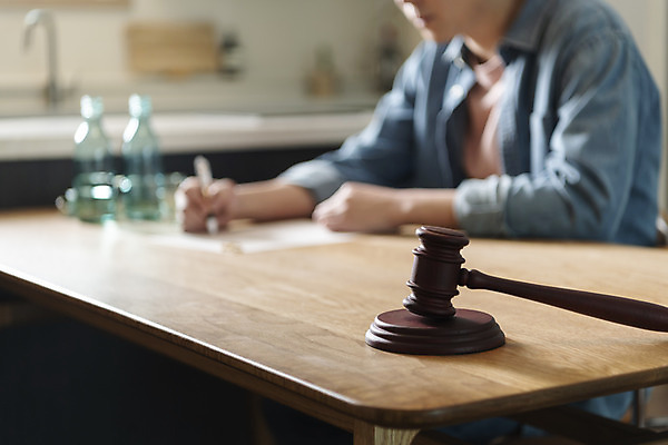 포토 JPG 라이프스타일 남자 맨라이프 식탁 남편 술병 실내 한명 상반신 성인 옆모습 아웃포커스 30대 볼펜 주방 한국인 기록 결혼반지 의사봉 소주 소주병 소주잔 이혼 싱글라이프 성인남자한명만 이혼서류 돌싱 국내포토 1 뷰포인트 결혼 술잔 탁자 병_용기 주류 촬영기법 사람 동양인 내부 생활 장년 펜 반지 남자한명만 성인남자만 파일형식