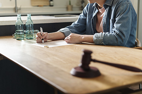 포토 JPG 라이프스타일 남자 맨라이프 식탁 남편 술병 실내 한명 들기 앉기 상반신 성인 옆모습 30대 볼펜 주방 한국인 기록 소프트포커스 결혼반지 의사봉 소주 소주병 소주잔 이혼 싱글라이프 성인남자한명만 이혼서류 돌싱 국내포토 1 뷰포인트 결혼 술잔 모션 탁자 병_용기 주류 촬영기법 사람 동양인 내부 생활 장년 펜 반지 남자한명만 성인남자만 파일형식