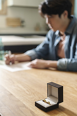 포토 JPG 라이프스타일 응시 남자 맨라이프 식탁 남편 술병 실내 한명 상반신 성인 옆모습 아웃포커스 30대 볼펜 주방 한국인 기록 결혼반지 반지케이스 소주 소주병 소주잔 이혼 싱글라이프 성인남자한명만 이혼서류 돌싱 국내포토 1 시선 뷰포인트 결혼 술잔 탁자 병_용기 주류 촬영기법 사람 동양인 내부 생활 장년 펜 반지 보관함 남자한명만 성인남자만 파일형식