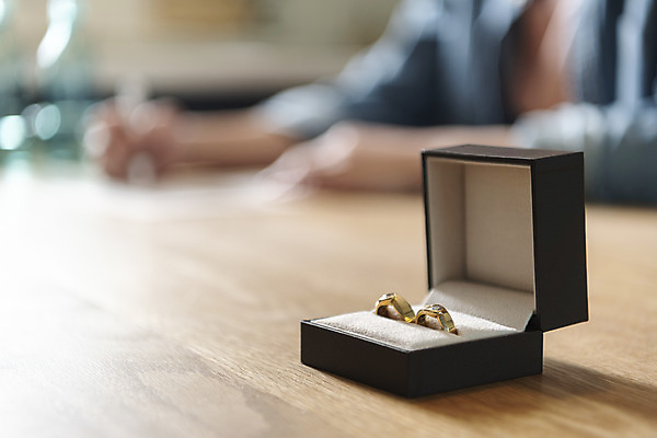 포토 JPG 라이프스타일 손 맨라이프 식탁 남편 술병 실내 상반신 옆모습 아웃포커스 신체부위 볼펜 주방 기록 결혼반지 반지케이스 소주 소주병 소주잔 이혼 싱글라이프 이혼서류 돌싱 국내포토 남자 뷰포인트 결혼 술잔 탁자 병_용기 주류 촬영기법 사람 내부 생활 펜 반지 보관함 파일형식