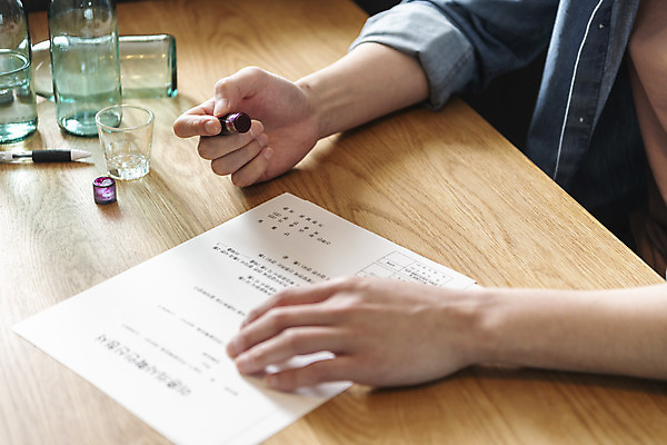 포토 JPG 라이프스타일 손 맨라이프 식탁 남편 술병 실내 들기 신체부위 도장 주방 소주 소주병 소주잔 이혼 싱글라이프 이혼서류 돌싱 국내포토 남자 술잔 모션 탁자 병_용기 주류 사람 내부 생활 파일형식