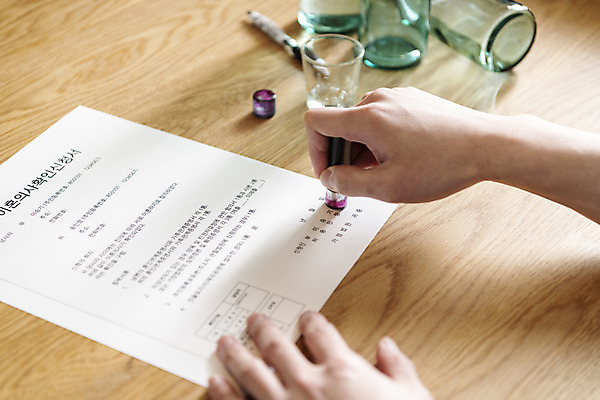 포토 JPG 라이프스타일 손 맨라이프 식탁 남편 술병 실내 들기 신체부위 도장 주방 누름 소주 소주병 소주잔 이혼 싱글라이프 이혼서류 돌싱 국내포토 남자 술잔 모션 탁자 병_용기 주류 사람 내부 생활 파일형식