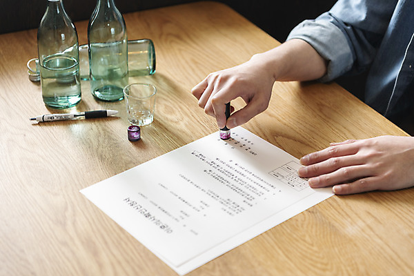 포토 JPG 라이프스타일 손 맨라이프 식탁 남편 술병 실내 들기 신체부위 도장 주방 누름 소주 소주병 소주잔 이혼 싱글라이프 이혼서류 돌싱 국내포토 남자 술잔 모션 탁자 병_용기 주류 사람 내부 생활 파일형식