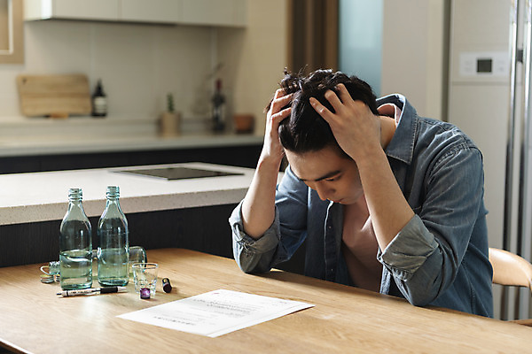 포토 JPG 라이프스타일 응시 남자 맨라이프 식탁 남편 술병 실내 한명 앉기 상반신 성인 옆모습 30대 도장 주방 한국인 괴로움 소주 소주병 소주잔 이혼 싱글라이프 성인남자한명만 이혼서류 돌싱 국내포토 1 시선 감정 뷰포인트 술잔 모션 탁자 병_용기 주류 사람 동양인 내부 생활 장년 남자한명만 성인남자만 파일형식
