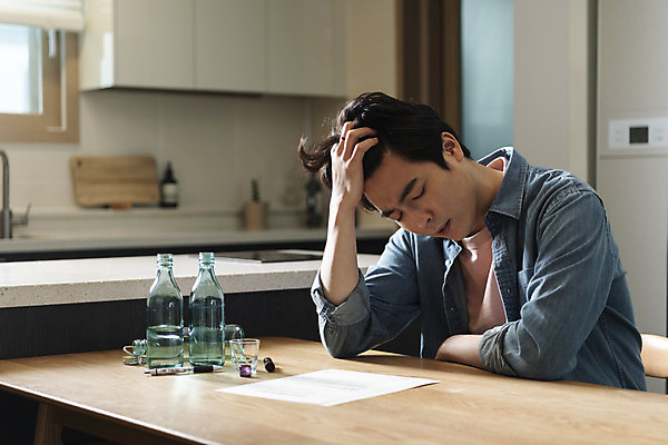 포토 JPG 라이프스타일 남자 맨라이프 식탁 남편 술병 실내 한명 상반신 성인 옆모습 30대 도장 주방 눈감음 한국인 찡그림 괴로움 소주 소주병 소주잔 이혼 싱글라이프 성인남자한명만 이혼서류 돌싱 국내포토 1 감정 뷰포인트 술잔 모션 탁자 병_용기 주류 표정 사람 동양인 내부 생활 장년 남자한명만 성인남자만 파일형식