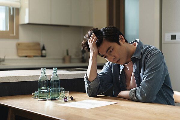 포토 JPG 라이프스타일 응시 남자 맨라이프 식탁 남편 술병 실내 한명 앉기 상반신 성인 옆모습 30대 도장 주방 한국인 고민 괴로움 소주 소주병 소주잔 이혼 싱글라이프 성인남자한명만 이혼서류 돌싱 국내포토 1 시선 감정 뷰포인트 술잔 모션 탁자 병_용기 주류 사람 동양인 내부 생활 장년 남자한명만 성인남자만 파일형식