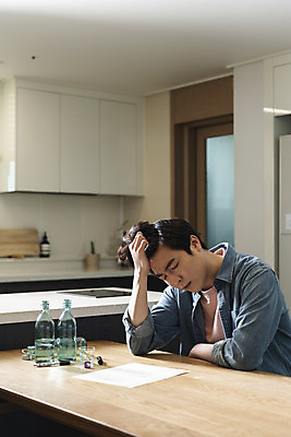 포토 JPG 라이프스타일 남자 맨라이프 식탁 남편 술병 실내 한명 앉기 상반신 성인 옆모습 30대 도장 주방 눈감음 한국인 찡그림 소주 소주병 소주잔 이혼 싱글라이프 성인남자한명만 이혼서류 돌싱 국내포토 1 뷰포인트 술잔 모션 탁자 병_용기 주류 표정 사람 동양인 내부 생활 장년 남자한명만 성인남자만 파일형식