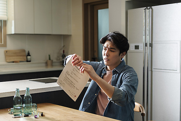 포토 JPG 라이프스타일 남자 맨라이프 식탁 남편 술병 실내 한명 들기 상반신 성인 옆모습 30대 도장 주방 한국인 찢어짐 소주 소주병 소주잔 이혼 싱글라이프 성인남자한명만 이혼서류 돌싱 국내포토 1 뷰포인트 술잔 모션 탁자 병_용기 주류 사람 동양인 내부 생활 장년 남자한명만 성인남자만 파일형식