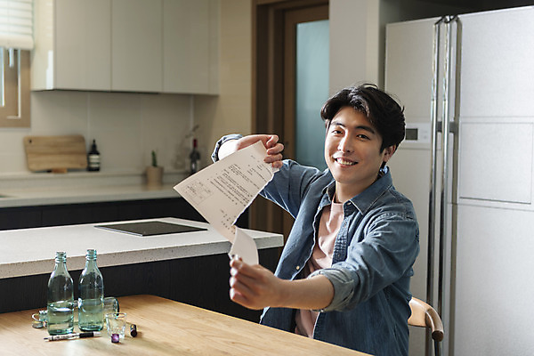 포토 JPG 라이프스타일 남자 맨라이프 식탁 남편 술병 실내 한명 미소 들기 앉기 상반신 성인 옆모습 30대 도장 주방 한국인 찢어짐 소주 소주병 소주잔 이혼 싱글라이프 성인남자한명만 이혼서류 돌싱 국내포토 1 뷰포인트 술잔 모션 탁자 병_용기 주류 표정 사람 동양인 내부 생활 장년 남자한명만 성인남자만 파일형식