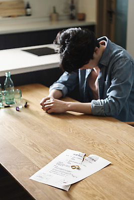 포토 JPG 라이프스타일 남자 맨라이프 식탁 남편 술병 실내 고개숙이기 한명 앉기 상반신 성인 옆모습 30대 도장 주방 한국인 괴로움 결혼반지 반지케이스 찢어짐 소주 소주병 소주잔 이혼 싱글라이프 성인남자한명만 이혼서류 돌싱 국내포토 1 감정 뷰포인트 결혼 술잔 모션 탁자 병_용기 주류 숙이기 사람 동양인 내부 생활 장년 반지 보관함 남자한명만 성인남자만 파일형식