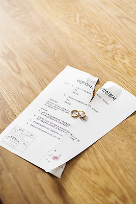 포토 JPG 라이프스타일 식탁 실내 사람없음 결혼반지 찢어짐 이혼 싱글라이프 이혼서류 돌싱 국내포토 결혼 모션 탁자 내부 생활 반지 파일형식