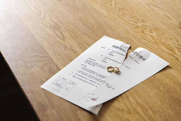 포토 JPG 라이프스타일 식탁 실내 사람없음 결혼반지 찢어짐 이혼 싱글라이프 이혼서류 돌싱 국내포토 결혼 모션 탁자 내부 생활 반지 파일형식