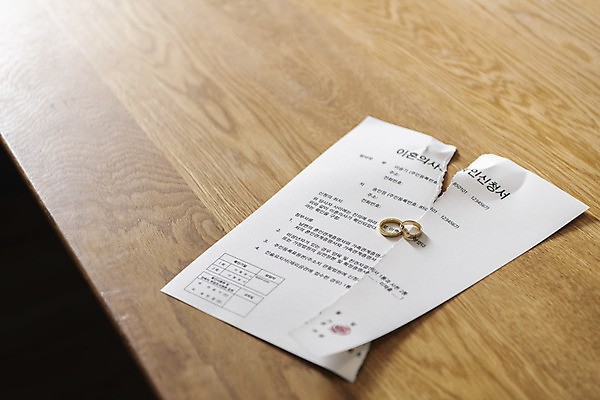 포토 JPG 라이프스타일 식탁 실내 사람없음 결혼반지 찢어짐 이혼 싱글라이프 이혼서류 돌싱 국내포토 결혼 모션 탁자 내부 생활 반지 파일형식