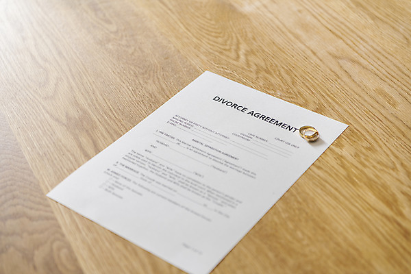 포토 JPG 라이프스타일 식탁 실내 사람없음 결혼반지 이혼 싱글라이프 이혼서류 돌싱 국내포토 결혼 탁자 내부 생활 반지 파일형식