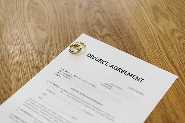 포토 JPG 라이프스타일 식탁 실내 사람없음 결혼반지 이혼 싱글라이프 이혼서류 돌싱 국내포토 결혼 탁자 내부 생활 반지 파일형식