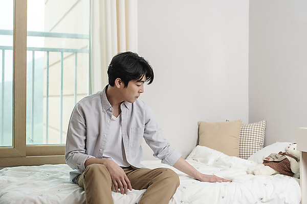 포토 JPG 라이프스타일 응시 남자 맨라이프 남편 실내 한명 상반신 성인 옆모습 30대 곰인형 한국인 자녀 침대 아빠 그리움 아이방 이혼 싱글라이프 성인남자한명만 돌싱 국내포토 1 시선 감정 인형 뷰포인트 가구 가족 사람 동양인 내부 생활 장년 방 남자한명만 성인남자만 파일형식