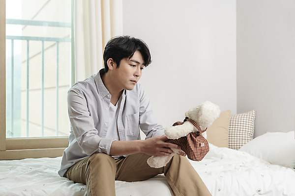 포토 JPG 라이프스타일 응시 남자 맨라이프 남편 실내 한명 들기 상반신 성인 옆모습 30대 곰인형 한국인 자녀 침대 아빠 그리움 아이방 이혼 싱글라이프 성인남자한명만 돌싱 국내포토 1 시선 감정 인형 뷰포인트 가구 가족 모션 사람 동양인 내부 생활 장년 방 남자한명만 성인남자만 파일형식