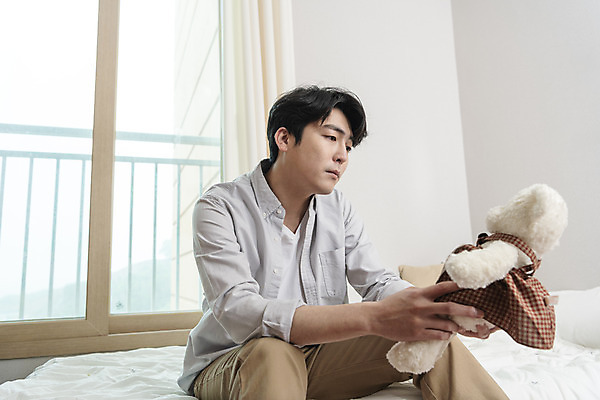 포토 JPG 라이프스타일 응시 남자 맨라이프 남편 실내 한명 들기 상반신 성인 옆모습 30대 곰인형 한국인 자녀 침대 아빠 그리움 아이방 이혼 싱글라이프 성인남자한명만 돌싱 국내포토 1 시선 감정 인형 뷰포인트 가구 가족 모션 사람 동양인 내부 생활 장년 방 남자한명만 성인남자만 파일형식