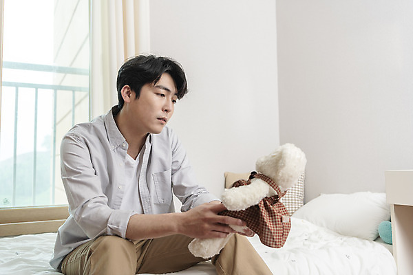 포토 JPG 라이프스타일 응시 남자 맨라이프 남편 실내 한명 들기 앉기 상반신 성인 옆모습 30대 곰인형 한국인 자녀 침대 아빠 그리움 아이방 이혼 싱글라이프 성인남자한명만 돌싱 국내포토 1 시선 감정 인형 뷰포인트 가구 가족 모션 사람 동양인 내부 생활 장년 방 남자한명만 성인남자만 파일형식