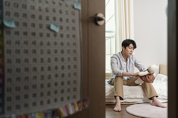 포토 JPG 전신 라이프스타일 응시 남자 맨라이프 실내 한명 들기 앉기 성인 앞모습 30대 문 곰인형 한국인 자녀 침대 아빠 그리움 아이방 이혼 싱글라이프 성인남자한명만 돌싱 국내포토 1 시선 감정 인형 뷰포인트 가구 가족 모션 사람 동양인 내부 생활 장년 방 남자한명만 성인남자만 파일형식