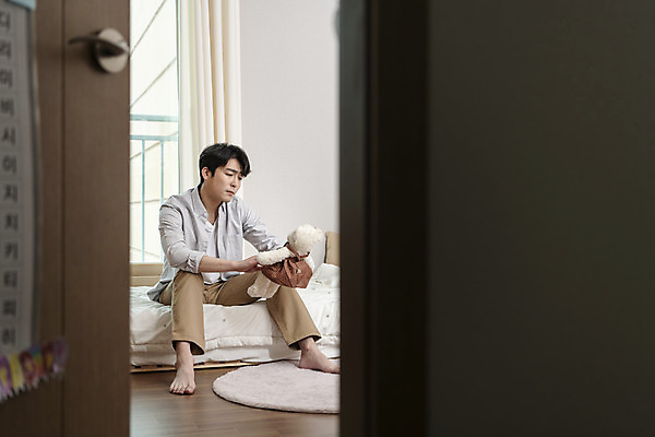 포토 JPG 전신 라이프스타일 응시 남자 맨라이프 남편 실내 한명 들기 성인 앞모습 30대 문 곰인형 한국인 자녀 침대 아빠 그리움 아이방 이혼 싱글라이프 성인남자한명만 돌싱 국내포토 1 시선 감정 인형 뷰포인트 가구 가족 모션 사람 동양인 내부 생활 장년 방 남자한명만 성인남자만 파일형식