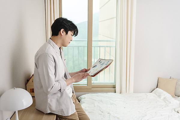 포토 JPG 라이프스타일 응시 남자 맨라이프 남편 실내 한명 들기 상반신 성인 옆모습 30대 한국인 아빠 스케치북 그림 그리움 아이방 이혼 싱글라이프 성인남자한명만 돌싱 국내포토 1 시선 감정 뷰포인트 가족 모션 학용품 사람 동양인 내부 생활 장년 방 남자한명만 성인남자만 파일형식