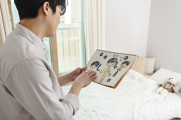 포토 JPG 라이프스타일 응시 남자 맨라이프 남편 실내 한명 들기 상반신 성인 뒷모습 30대 한국인 아빠 스케치북 그림 그리움 아이방 이혼 싱글라이프 성인남자한명만 돌싱 국내포토 1 시선 감정 뷰포인트 가족 모션 학용품 사람 동양인 내부 생활 장년 방 남자한명만 성인남자만 파일형식