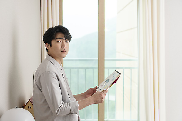 포토 JPG 라이프스타일 응시 남자 맨라이프 창문 남편 실내 한명 들기 상반신 성인 옆모습 30대 한국인 아빠 스케치북 그림 그리움 아이방 이혼 싱글라이프 성인남자한명만 돌싱 국내포토 1 시선 감정 뷰포인트 가족 모션 학용품 사람 동양인 내부 생활 장년 방 남자한명만 성인남자만 파일형식