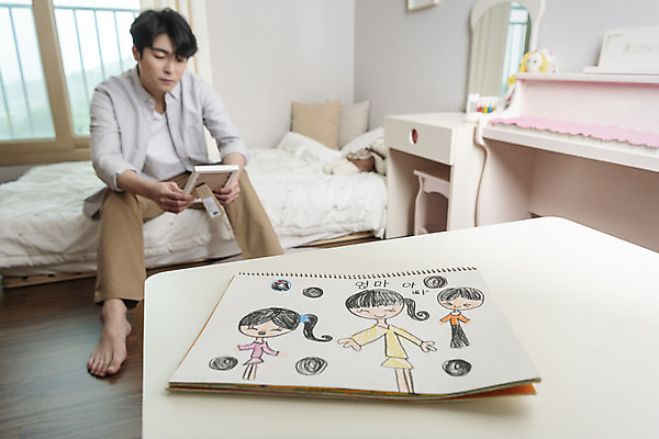 포토 JPG 전신 라이프스타일 응시 남자 맨라이프 액자 남편 실내 한명 들기 앉기 성인 앞모습 30대 한국인 아빠 스케치북 그림 그리움 아이방 이혼 싱글라이프 성인남자한명만 돌싱 국내포토 1 시선 감정 뷰포인트 가족 모션 학용품 사람 동양인 내부 생활 장년 방 남자한명만 성인남자만 파일형식