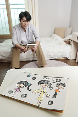 포토 JPG 라이프스타일 응시 남자 맨라이프 액자 남편 실내 한명 들기 앉기 상반신 성인 앞모습 30대 한국인 아빠 스케치북 그림 그리움 아이방 이혼 싱글라이프 성인남자한명만 돌싱 국내포토 1 시선 감정 뷰포인트 가족 모션 학용품 사람 동양인 내부 생활 장년 방 남자한명만 성인남자만 파일형식