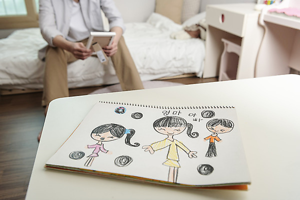 포토 JPG 라이프스타일 남자 맨라이프 액자 남편 실내 한명 들기 앉기 상반신 성인 앞모습 30대 한국인 아빠 스케치북 그림 그리움 아이방 이혼 싱글라이프 성인남자한명만 돌싱 국내포토 1 감정 뷰포인트 가족 모션 학용품 사람 동양인 내부 생활 장년 방 남자한명만 성인남자만 파일형식