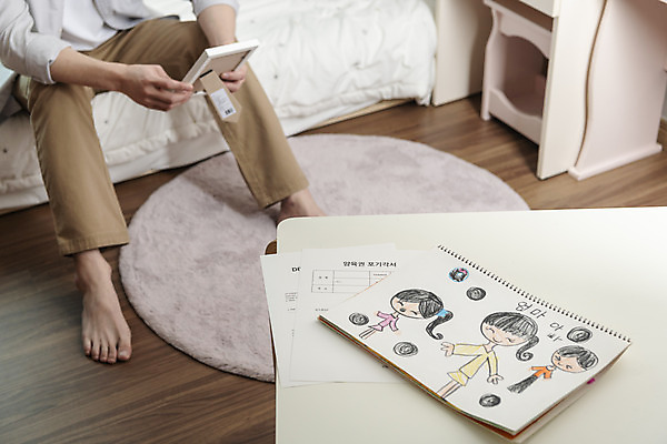 포토 JPG 라이프스타일 남자 맨라이프 액자 남편 실내 한명 들기 앉기 성인 앞모습 30대 한국인 하반신 아빠 스케치북 그림 그리움 아이방 이혼 싱글라이프 성인남자한명만 돌싱 국내포토 1 감정 뷰포인트 가족 모션 학용품 사람 동양인 내부 생활 장년 방 남자한명만 성인남자만 파일형식