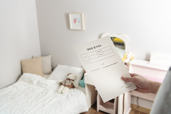 포토 JPG 라이프스타일 손 맨라이프 남편 실내 들기 신체부위 아빠 문서 아이방 이혼 싱글라이프 이혼서류 돌싱 국내포토 남자 가족 모션 사람 내부 생활 방 파일형식